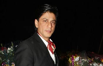 SRK escapes with Rs.100 fine for smoking in public